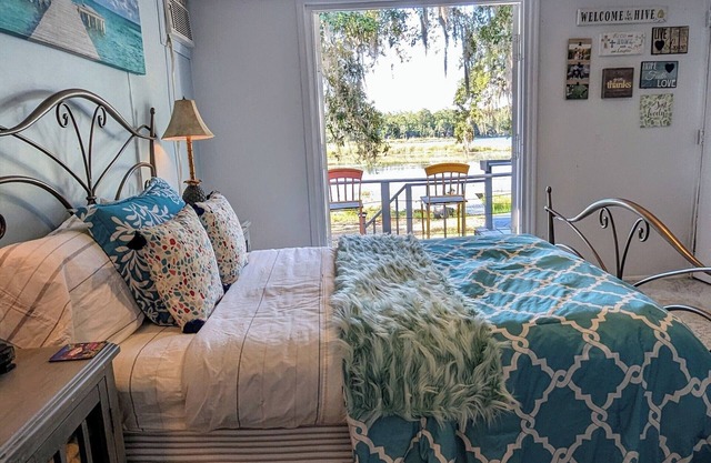 Private Room & Bathroom with Lakeview