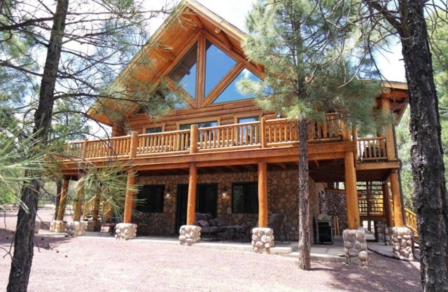 Cabaña de madera rústica en los pinos, 4 camas + loft, 3 baños, junto al bosque