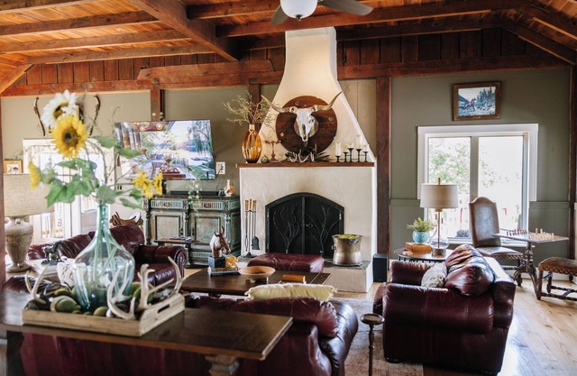 Rustic Luxury Cabin w/ breathtaking views, stunning sunsets, & minutes from I24