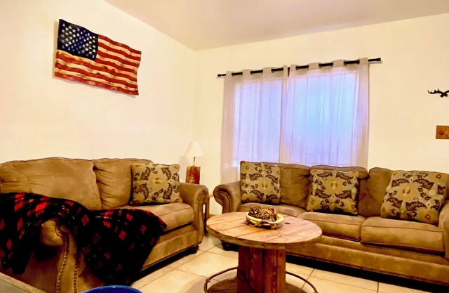 Charming 2BR Rustic Retreat: Wi-Fi, Central Air, Fully Stocked for Comfort