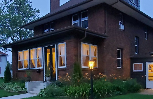Una casa clásica y una sauna están preparadas para su visita con excelentes muebles.