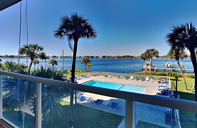 Water Front Condo con excelentes vistas ~ Balcón privado y cerca de la playa!