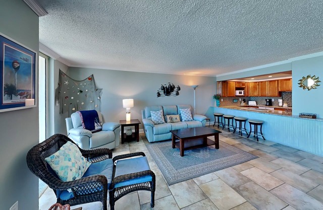 Hermosas vistas a la playa desde este condominio en Pensacola Beach ~ Piscina comunitaria ~ ¡Pasos a la playa!