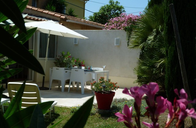 Playa de Sablettes a 200m. Casita con terraza jardín