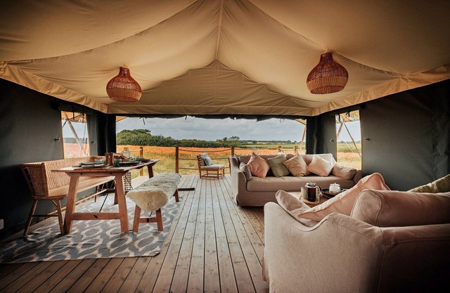 Tienda Safari en Stiffkey Valley con fogata