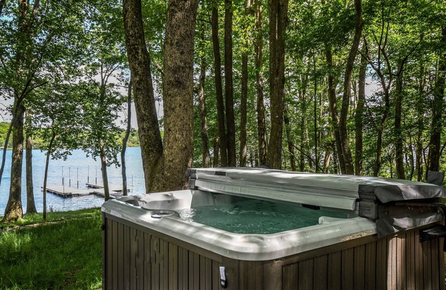 700 pies de Lake Front, Lake Views y una piscina comunitaria!