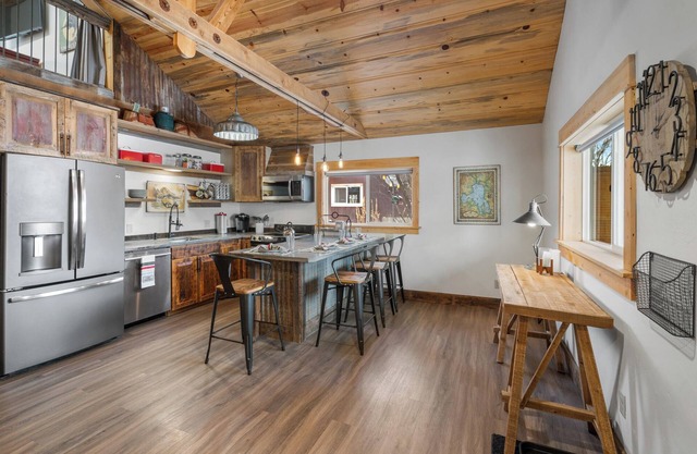 Salesville Bunkhouse-Two bedroom bunkhouse located in Gallatin Gateway!