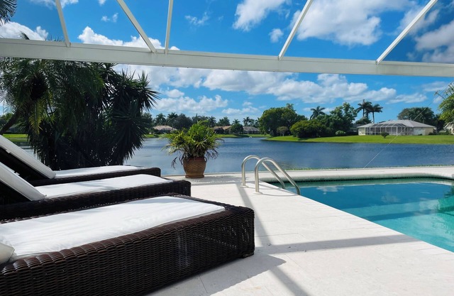 Piscina de agua salada con impresionantes vistas al lago