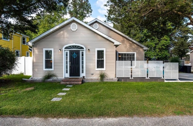 Salty Pup. New, spacious, renovated house! PET FRIENDLY large fenced yard!