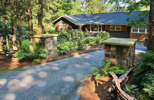 Sanctuary Cottage - Historic Highlands Charm w/ Screen Porch, Firepit out Front