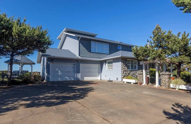 Sanctuary at Seal Rock, Pet Friendly, Oceanfront, Hot Tub, BBQ, Beach Access