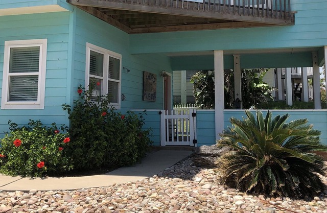 Shore to Please Sand Point ~ Pasos a la playa ~ Piscina comunitaria y jacuzzi ~ Vistas al agua