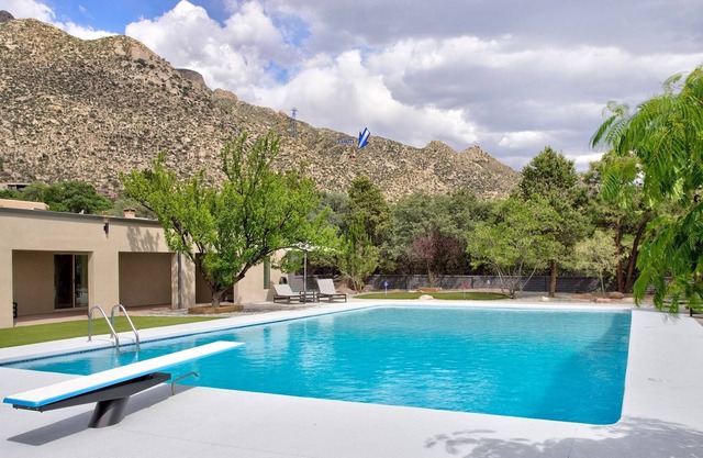 Sandia Foothills Retreat- Swimming Pool/Spa - Amazing Views!