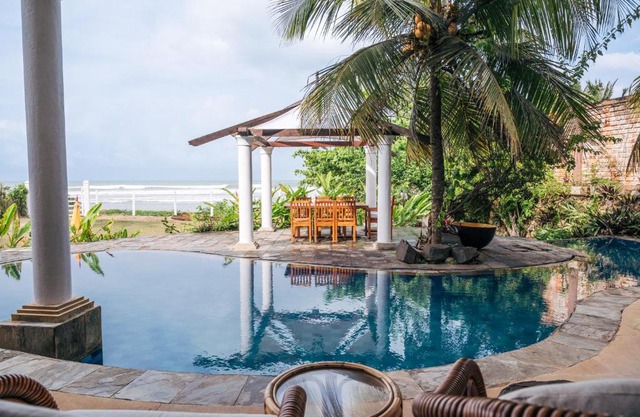 Sānti Beach House with pool & beach