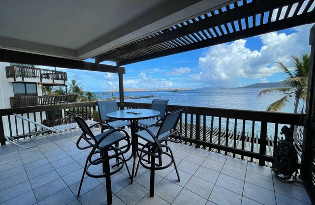 SAPPHIRE BREEZE-Corner Villa de dos pisos frente a la playa!
