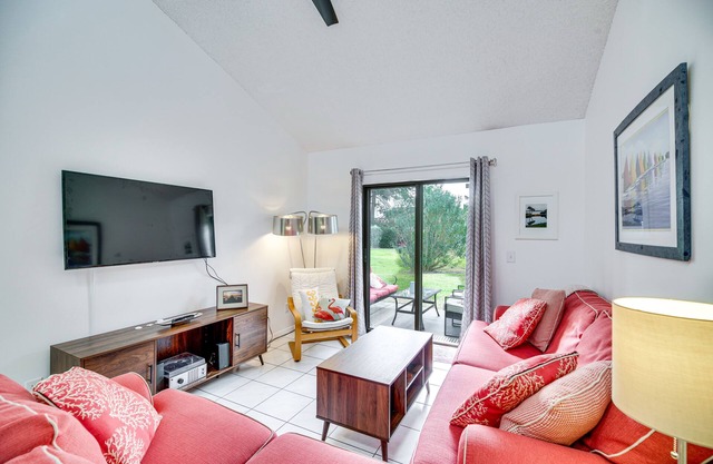 Satellite Beach Townhome w/ Patios: 2 Mi to Beach