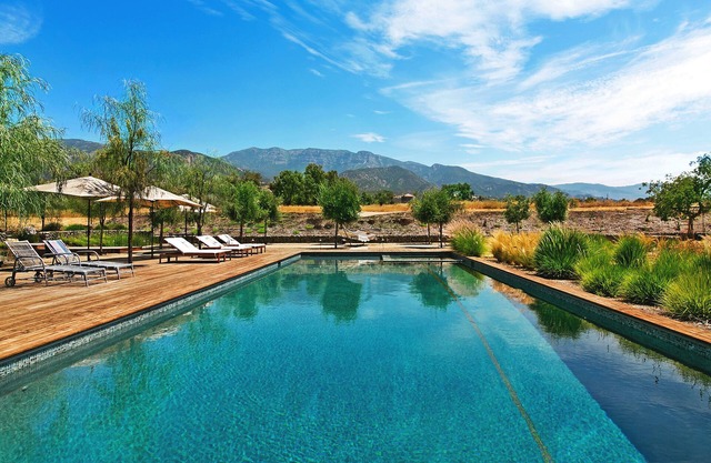 Casa de campo escandinava con piscina infinita, cabaña para invitados, tenis, 10 acres, petanca