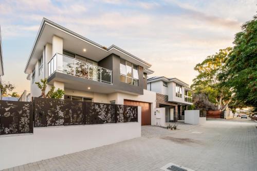 Scarborough Escape, New 3Br Suite, 131