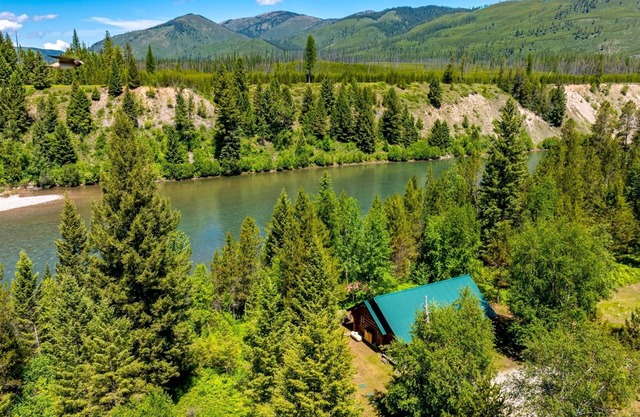 Cabina delantera de lujo del río situada en la bifurcación media del río de Flathead