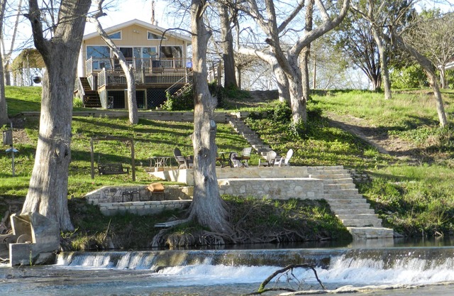 Casa pintoresca frente al río en el tranquilo tramo de Guadalupe - Cascada frente a un enorme porche