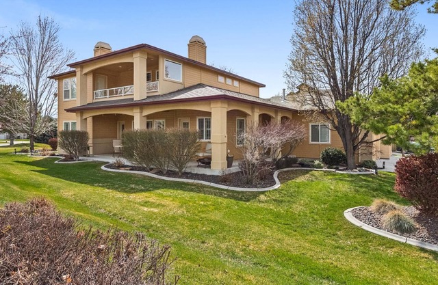 Scenic Serenity in Immaculate Custom Home with Breathtaking Mountain Views | Community Pool & Gym!