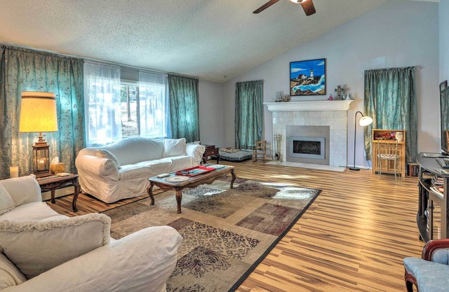 Scenic Woodland Park Cottage w/ Deck + Grill!