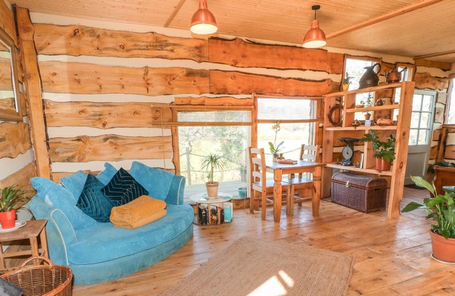SCOLLAS LODGE, pet friendly, with hot tub in Launceston