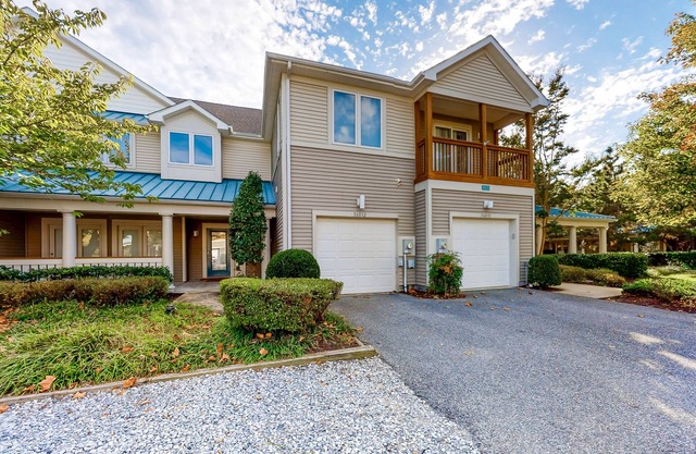 Sea Colony Tennis townhouse with fireplace, gym, & basketball court