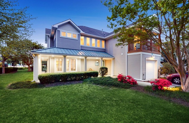 Sea Colony townhome with tennis court, pool, gym, & basketball court