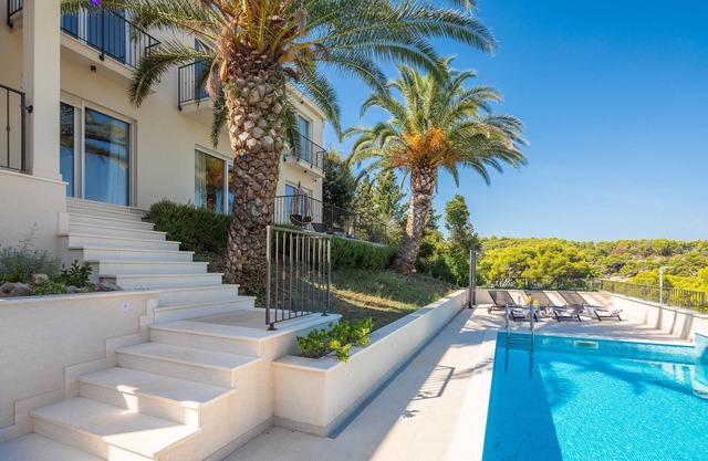 Sea Front Villa with heated pool and 5 bedrooms, just few metres from the sea!