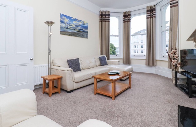 Apartamento con vistas al mar junto a teatros, tenis y centro de conferencias