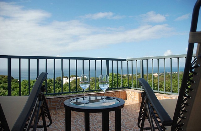Sea-view room in quiet residence, pool/WiFi/cable TV/parking