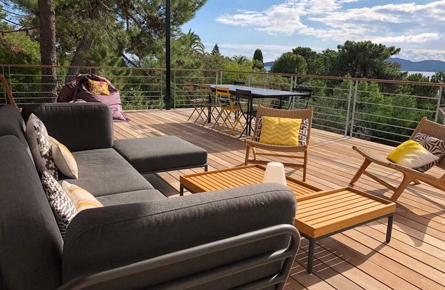 Sea view villa 50m from the beach, heated pool in Cala Rossa estate