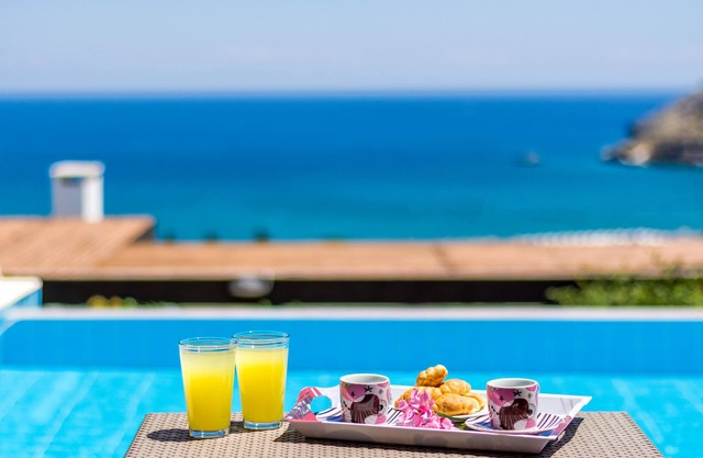 Villa con vistas al mar, paseo a la playa, restaurantes, bares y 3 km de Lindos.