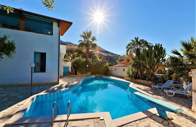 Villa con vistas al mar y piscina
