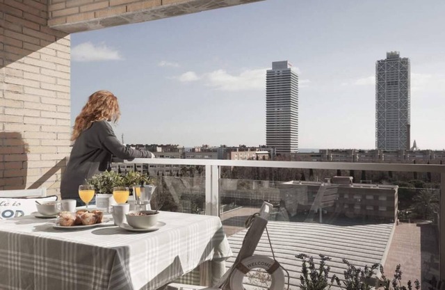 Vista al mar con terraza y piscina comunitaria