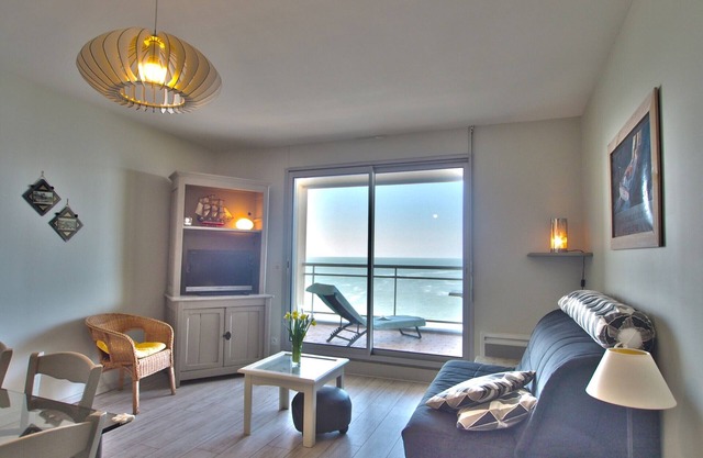 Apartamento con Terraza Frente al Mar en la Costa Salvaje, 2 Habitaciones