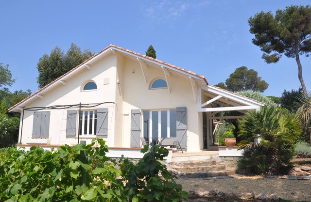Villa de lujo frente al mar con vistas panorámicas a la bahía de St Tropez