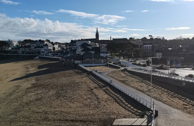 Seafront studio close to shops....