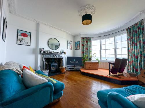 Seafront Serenity - Stylish Home for 5