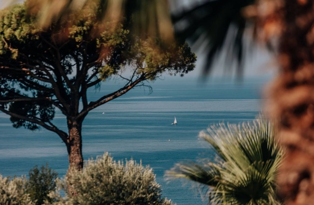 Villa de piedra frente al mar con piscina privada infinita y gran jardín