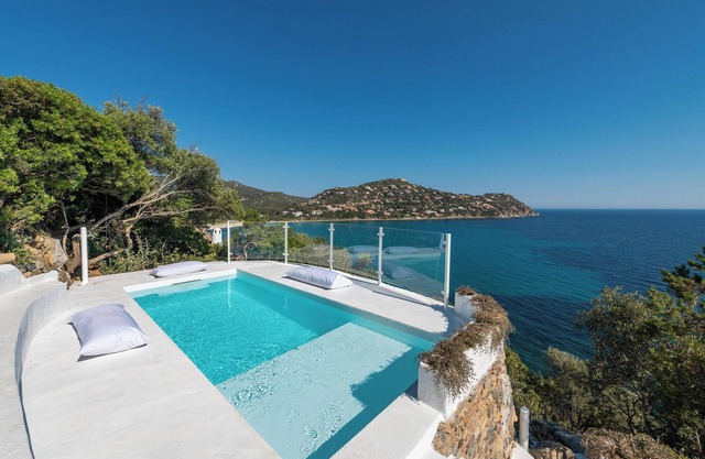 Villa frente al mar "Bianca" en Torre delle Stelle, piscina climatizada, A/C, Wi-Fi, aparcamiento