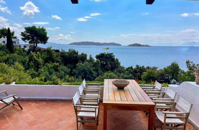 Villa frente al mar con impresionantes vistas a solo 150 metros de playa privada