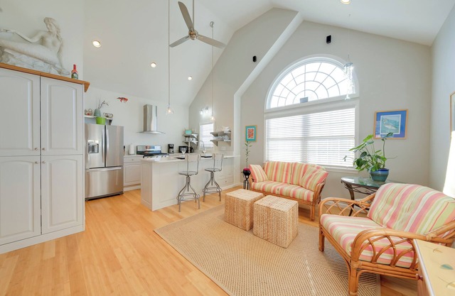 ¡NUEVO! Airy Seaside Cottage w / Pier, 3 millas a la playa!