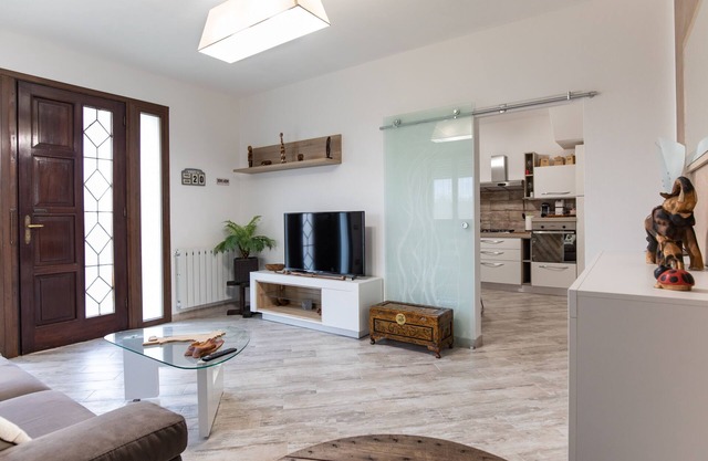 Nueva villa con 8 camas, con jardín y 2 plazas de aparcamiento a 4 km del mar
