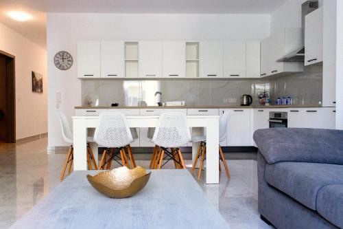 Seaside Serenity 6 - few mins walk to the beach by QuickTrips