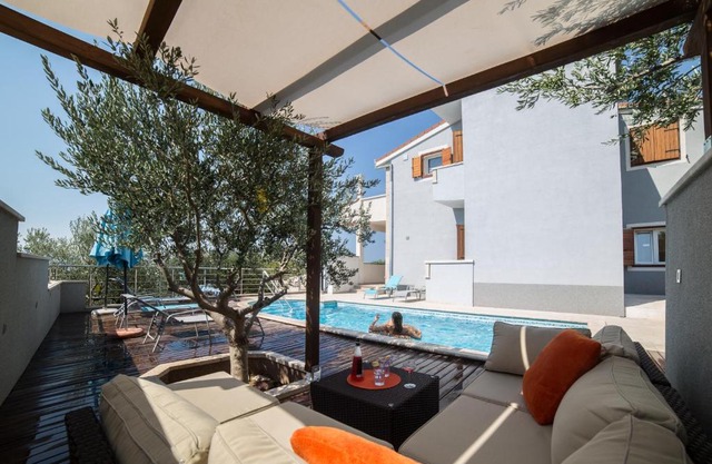 Villa in a very quiet location with heated pool away from the sea 170 m, panoramic view