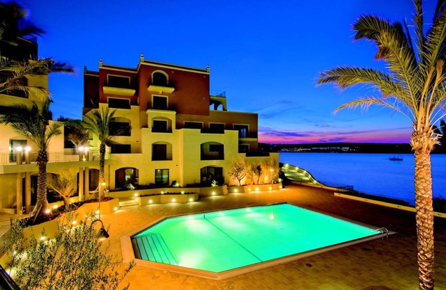 Magnífico apartamento Sunny frente al mar de lujo con piscina y vistas al mar