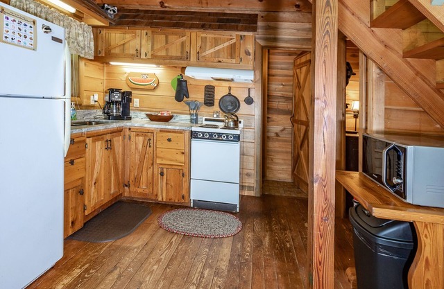 Secluded Cabin w/ Fire Pit and Pickleball