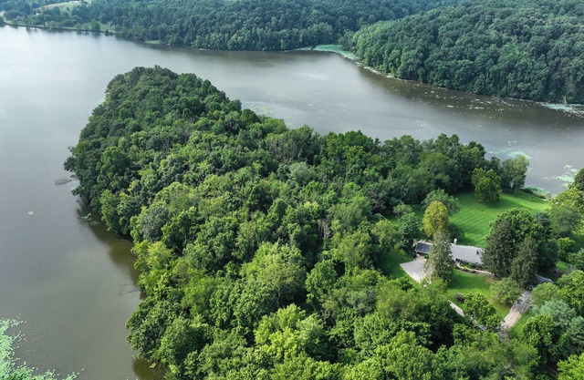 Secluded & Fancy Lake House. Free kayaks & canoe!